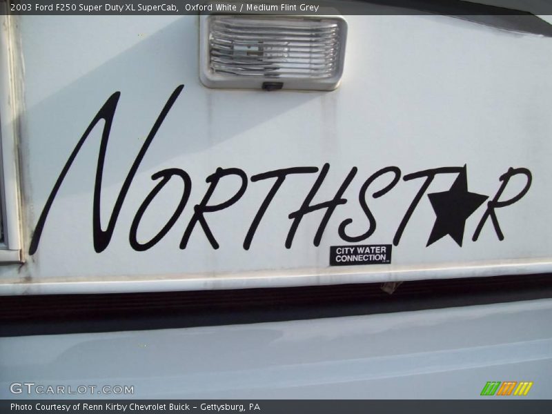 Oxford White / Medium Flint Grey 2003 Ford F250 Super Duty XL SuperCab