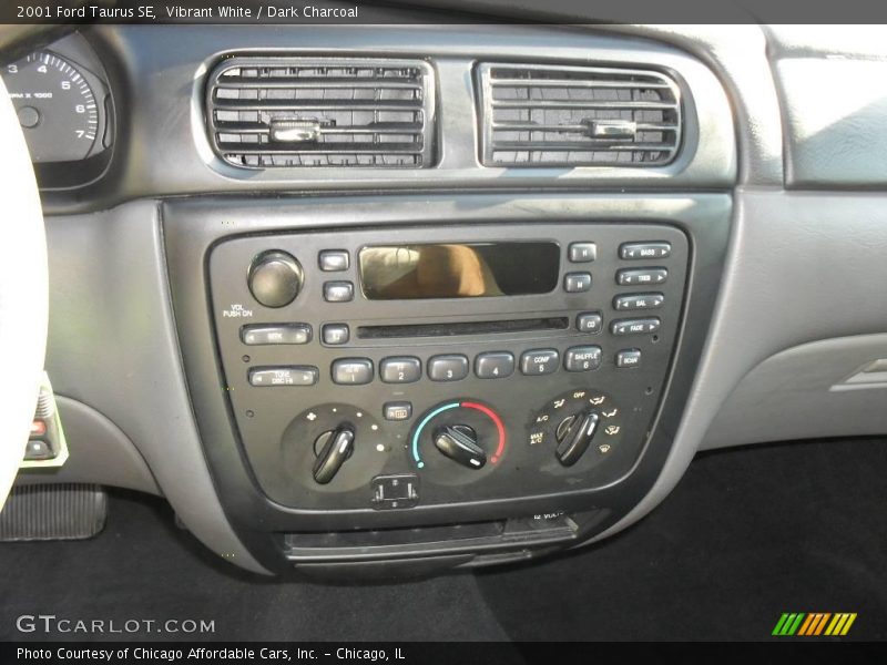 Vibrant White / Dark Charcoal 2001 Ford Taurus SE