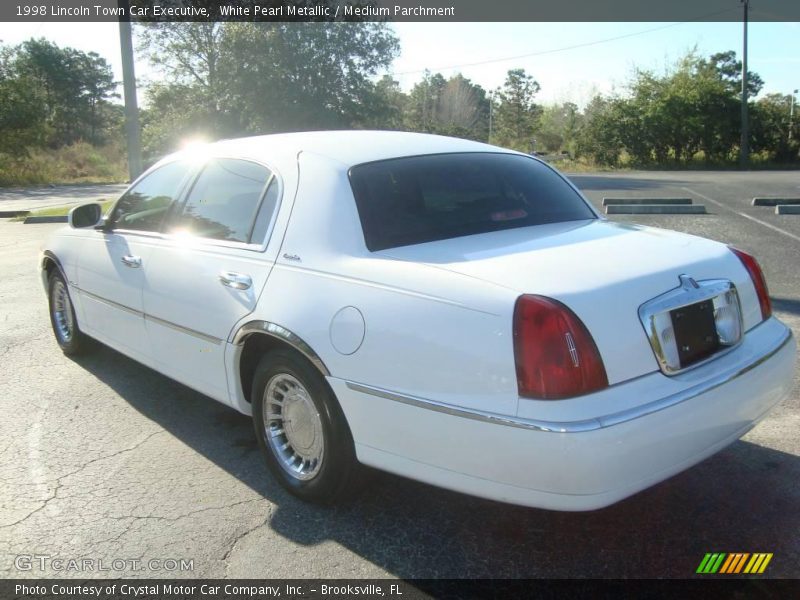 White Pearl Metallic / Medium Parchment 1998 Lincoln Town Car Executive
