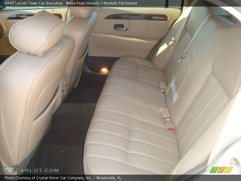White Pearl Metallic / Medium Parchment 1998 Lincoln Town Car Executive