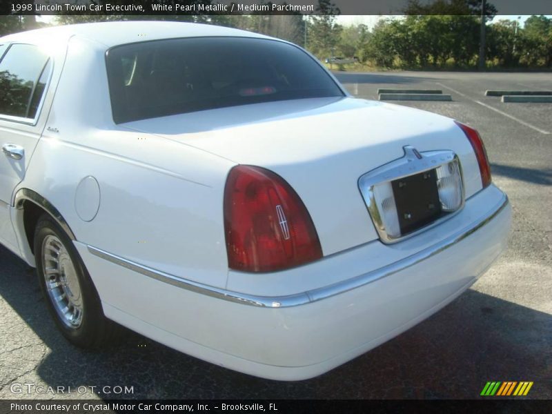 White Pearl Metallic / Medium Parchment 1998 Lincoln Town Car Executive