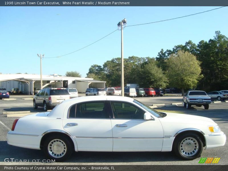 White Pearl Metallic / Medium Parchment 1998 Lincoln Town Car Executive
