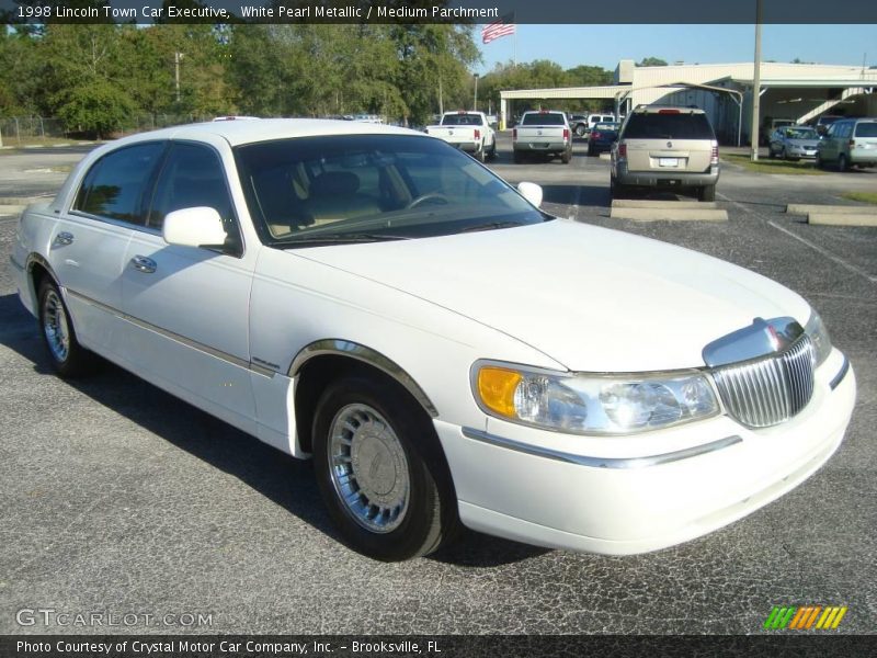 White Pearl Metallic / Medium Parchment 1998 Lincoln Town Car Executive