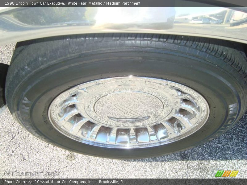 White Pearl Metallic / Medium Parchment 1998 Lincoln Town Car Executive