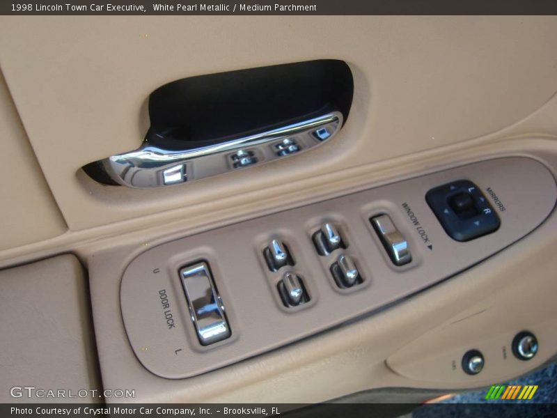 White Pearl Metallic / Medium Parchment 1998 Lincoln Town Car Executive