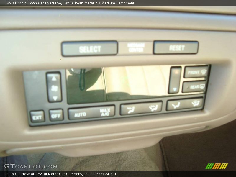 White Pearl Metallic / Medium Parchment 1998 Lincoln Town Car Executive