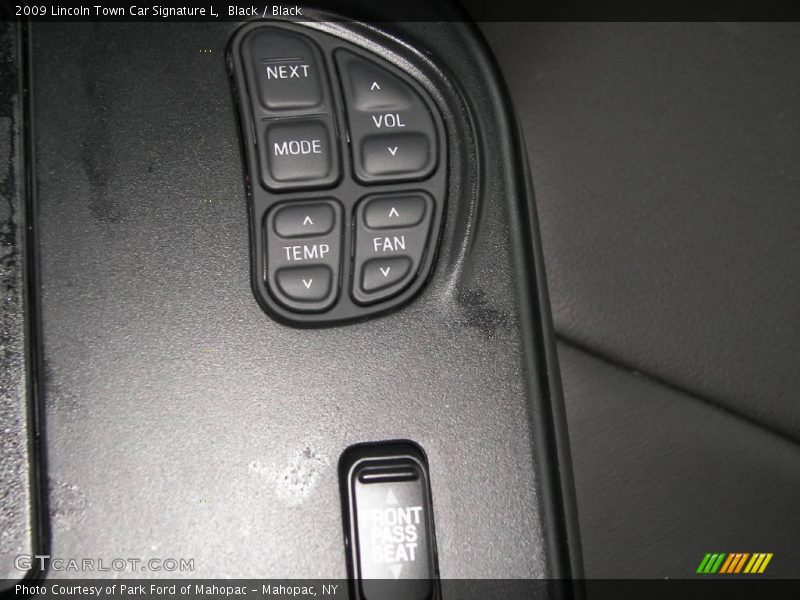 Black / Black 2009 Lincoln Town Car Signature L