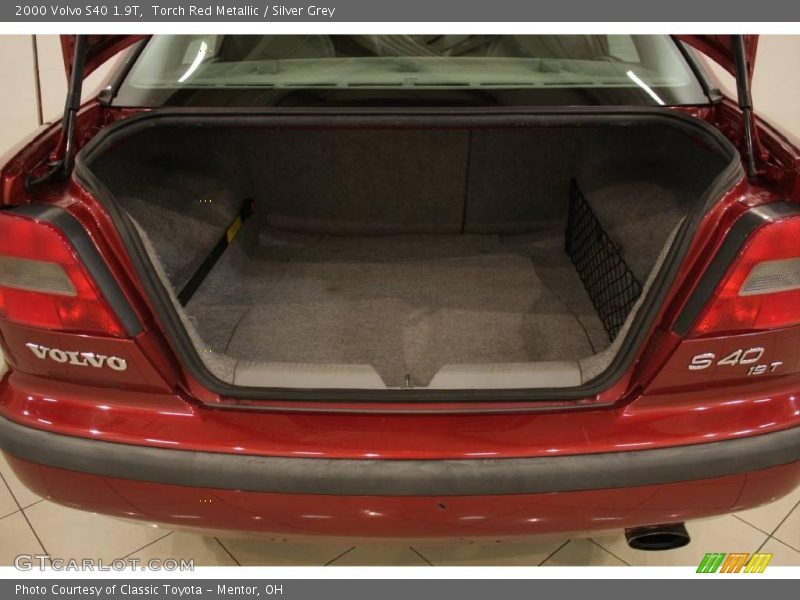 Torch Red Metallic / Silver Grey 2000 Volvo S40 1.9T