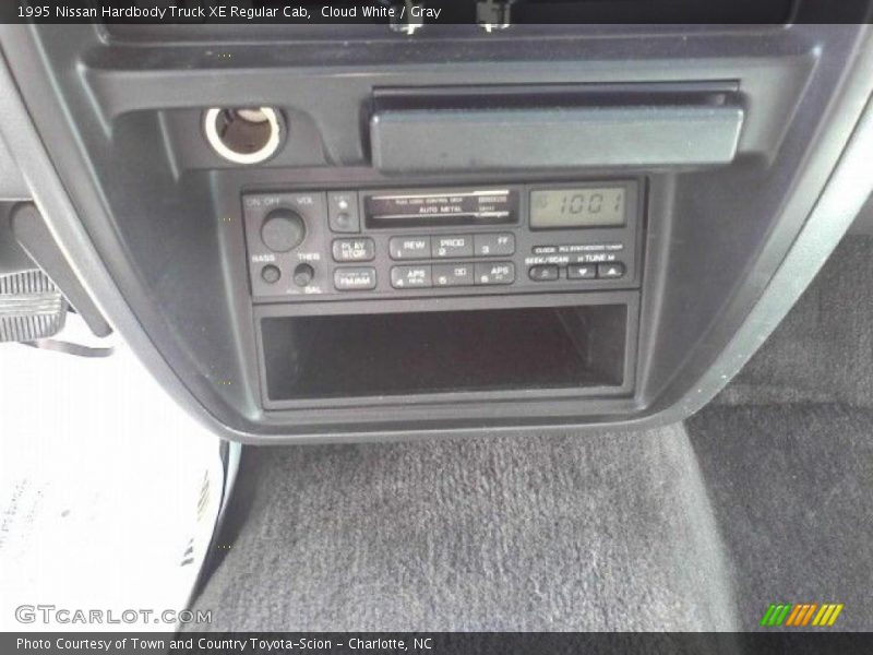 Cloud White / Gray 1995 Nissan Hardbody Truck XE Regular Cab