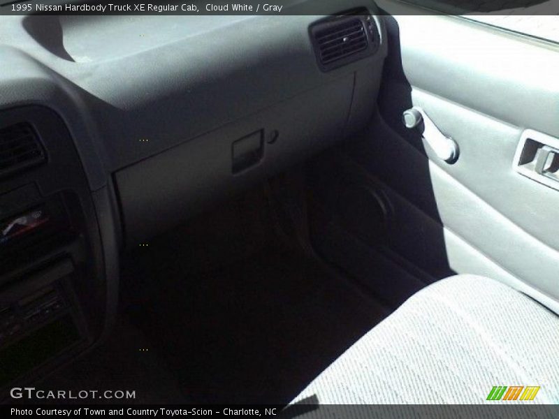 Cloud White / Gray 1995 Nissan Hardbody Truck XE Regular Cab
