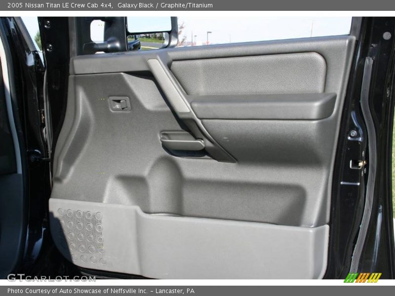Galaxy Black / Graphite/Titanium 2005 Nissan Titan LE Crew Cab 4x4