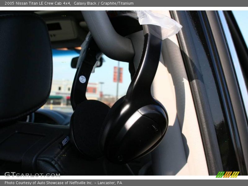 Galaxy Black / Graphite/Titanium 2005 Nissan Titan LE Crew Cab 4x4