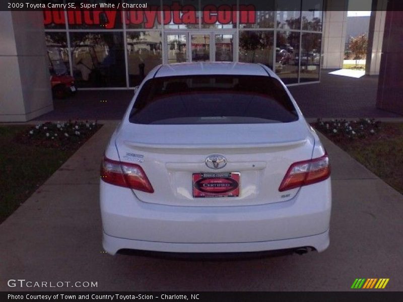 Super White / Charcoal 2009 Toyota Camry SE