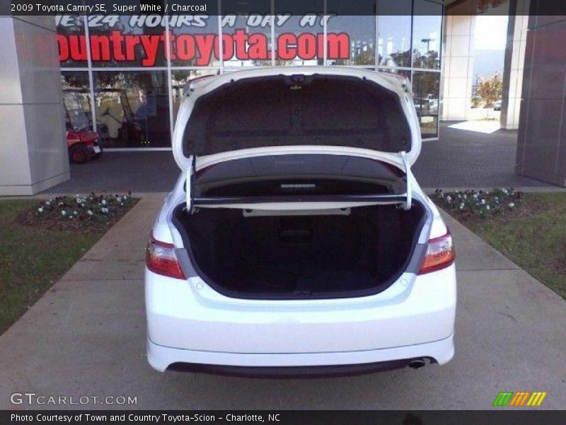 Super White / Charcoal 2009 Toyota Camry SE
