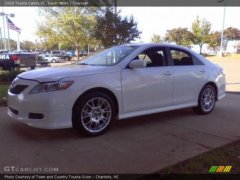 Super White / Charcoal 2009 Toyota Camry SE