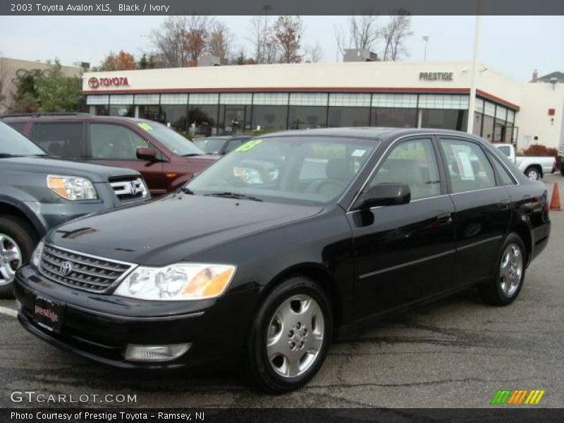 Black / Ivory 2003 Toyota Avalon XLS
