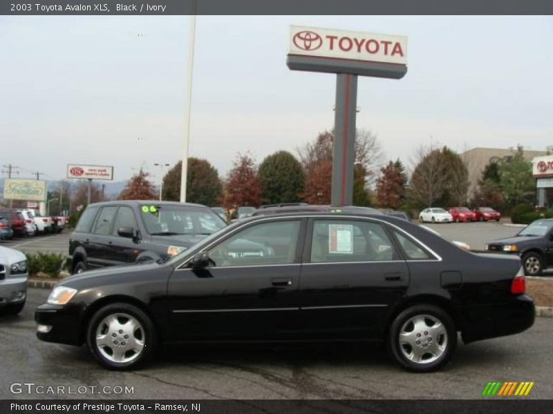Black / Ivory 2003 Toyota Avalon XLS