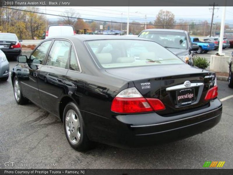 Black / Ivory 2003 Toyota Avalon XLS