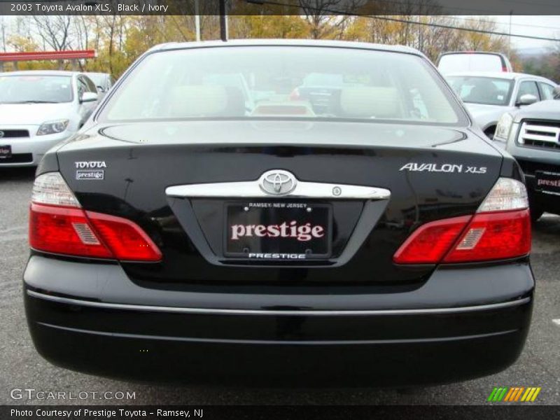 Black / Ivory 2003 Toyota Avalon XLS