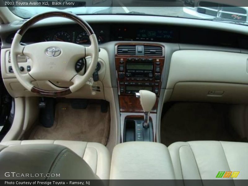 Black / Ivory 2003 Toyota Avalon XLS