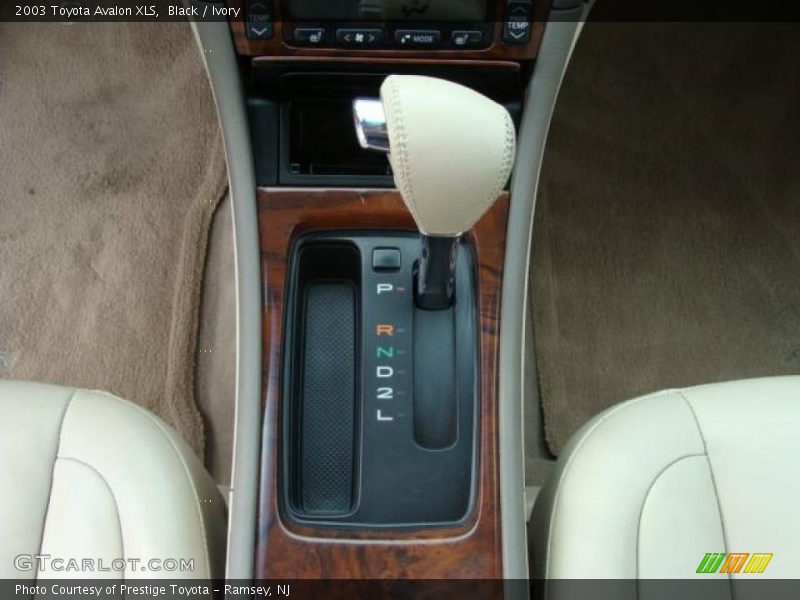 Black / Ivory 2003 Toyota Avalon XLS