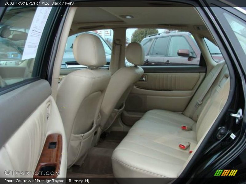 Black / Ivory 2003 Toyota Avalon XLS