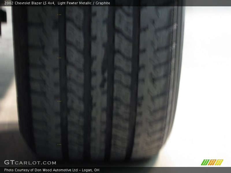 Light Pewter Metallic / Graphite 2002 Chevrolet Blazer LS 4x4