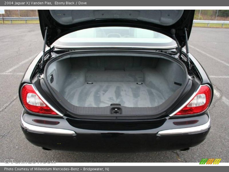 Ebony Black / Dove 2004 Jaguar XJ Vanden Plas