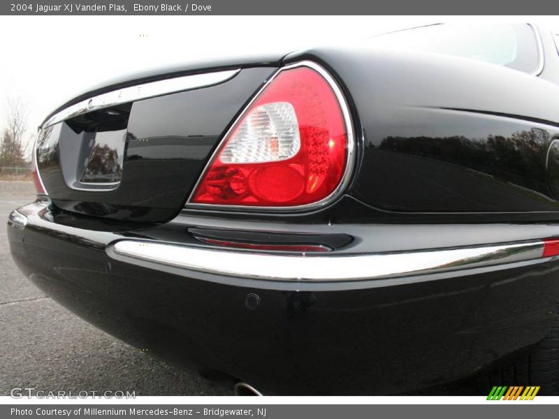 Ebony Black / Dove 2004 Jaguar XJ Vanden Plas