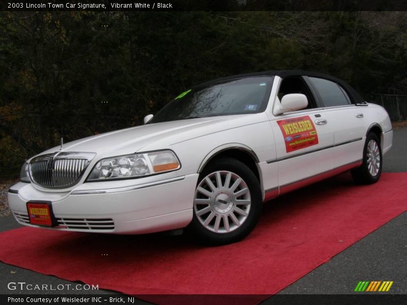 Vibrant White / Black 2003 Lincoln Town Car Signature
