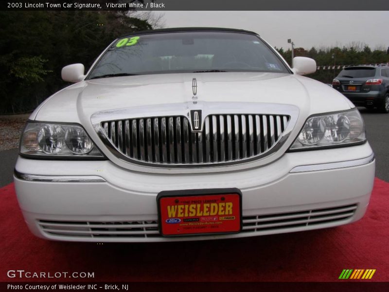 Vibrant White / Black 2003 Lincoln Town Car Signature