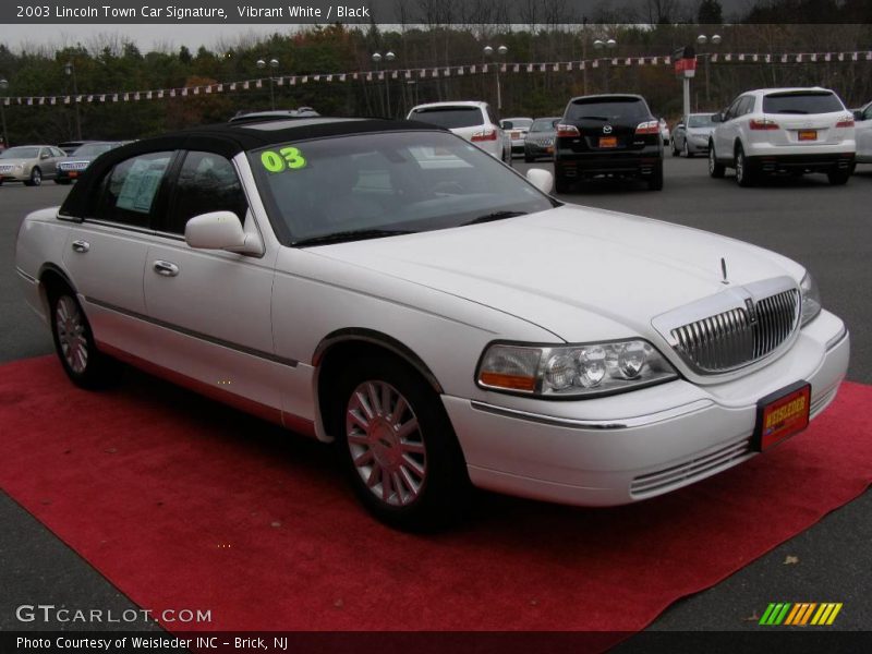 Vibrant White / Black 2003 Lincoln Town Car Signature