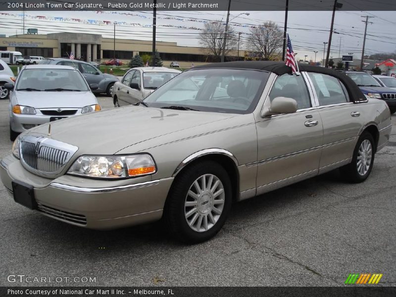 Pueblo Gold Metallic / Light Parchment 2004 Lincoln Town Car Signature
