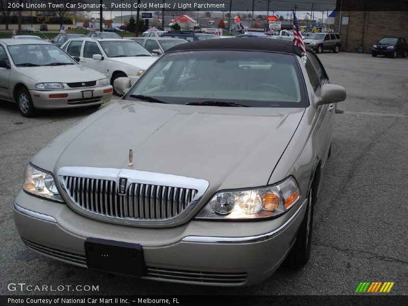 Pueblo Gold Metallic / Light Parchment 2004 Lincoln Town Car Signature
