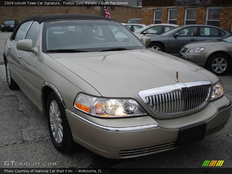 Pueblo Gold Metallic / Light Parchment 2004 Lincoln Town Car Signature