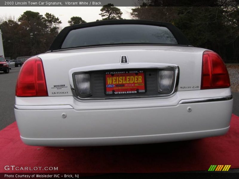 Vibrant White / Black 2003 Lincoln Town Car Signature