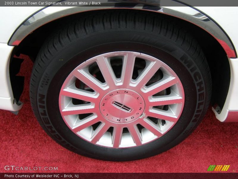 Vibrant White / Black 2003 Lincoln Town Car Signature