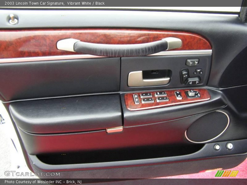 Vibrant White / Black 2003 Lincoln Town Car Signature