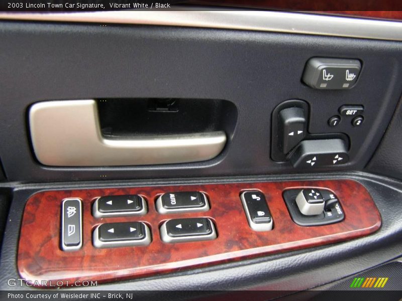 Vibrant White / Black 2003 Lincoln Town Car Signature