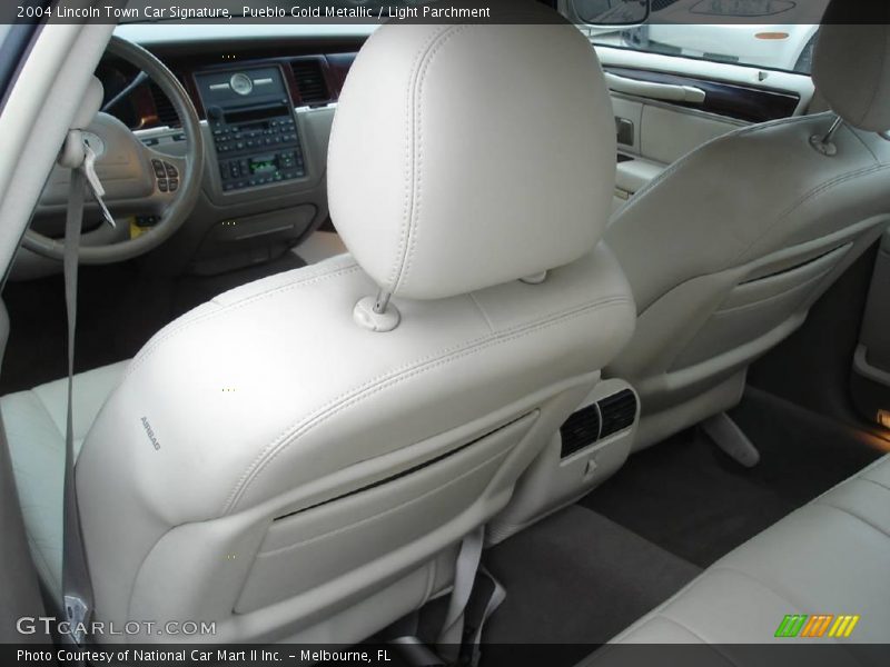 Pueblo Gold Metallic / Light Parchment 2004 Lincoln Town Car Signature