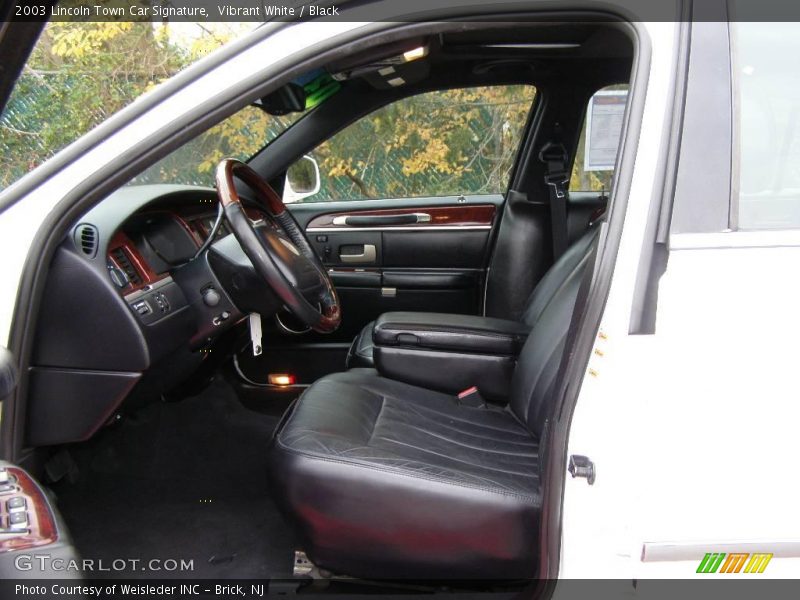 Vibrant White / Black 2003 Lincoln Town Car Signature