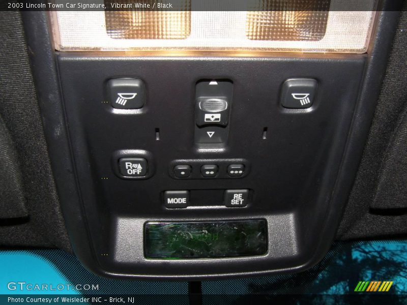 Vibrant White / Black 2003 Lincoln Town Car Signature