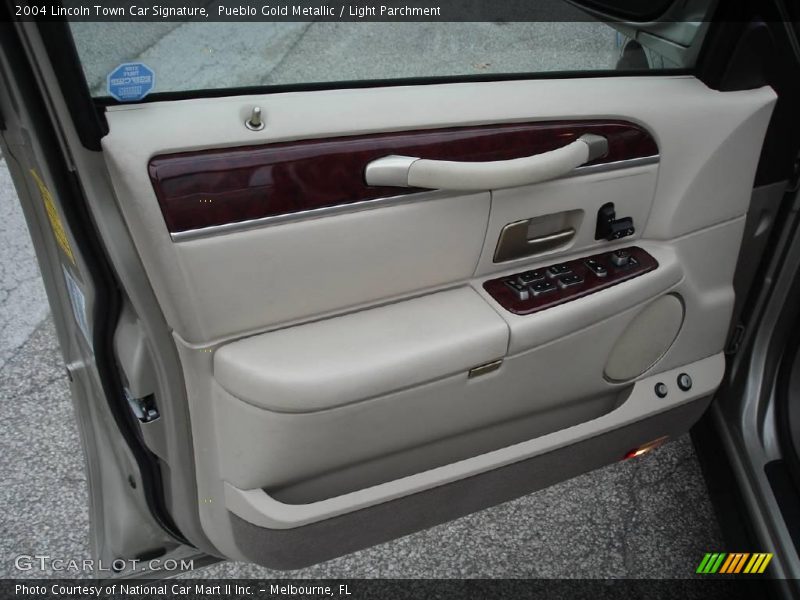 Pueblo Gold Metallic / Light Parchment 2004 Lincoln Town Car Signature