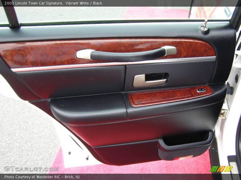 Vibrant White / Black 2003 Lincoln Town Car Signature