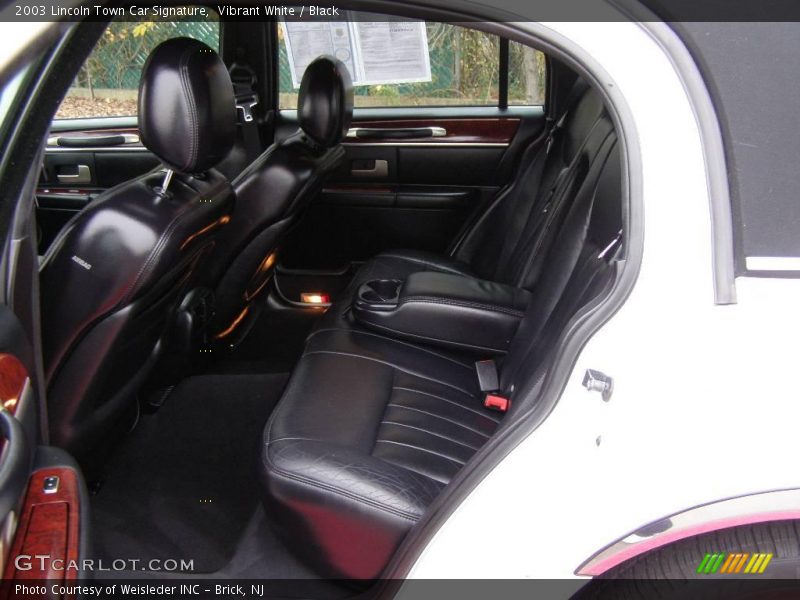 Vibrant White / Black 2003 Lincoln Town Car Signature