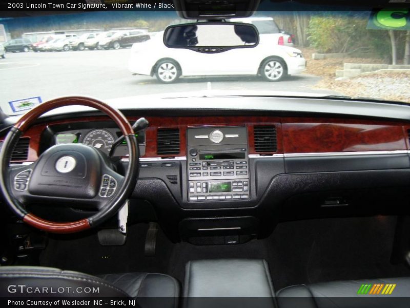 Vibrant White / Black 2003 Lincoln Town Car Signature