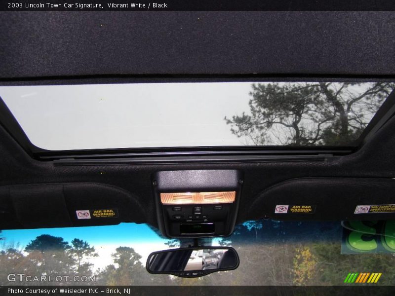 Vibrant White / Black 2003 Lincoln Town Car Signature