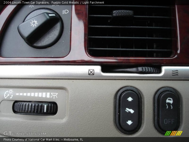 Pueblo Gold Metallic / Light Parchment 2004 Lincoln Town Car Signature