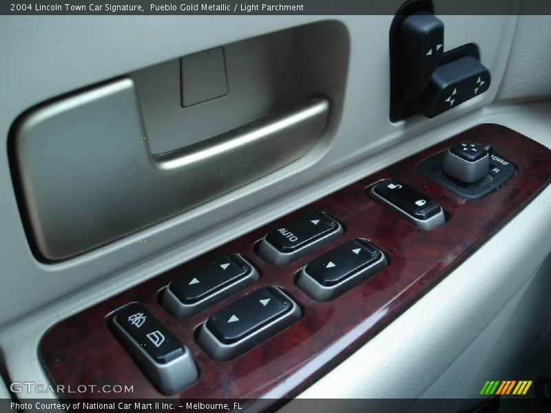 Pueblo Gold Metallic / Light Parchment 2004 Lincoln Town Car Signature