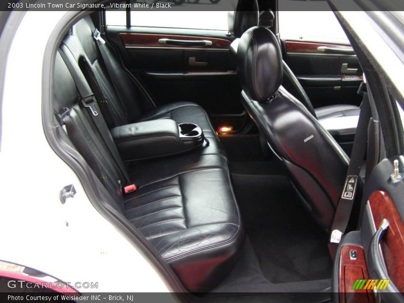 Vibrant White / Black 2003 Lincoln Town Car Signature